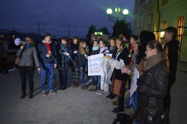Як у Луцьку зустрічали потяг «Ковель – Чернівці». ФОТО