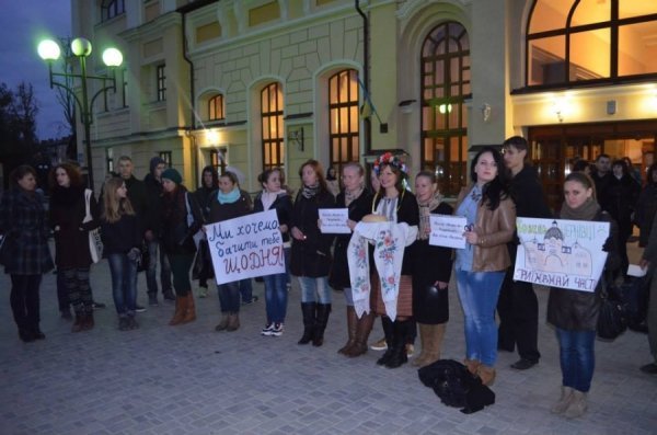 Як у Луцьку зустрічали потяг «Ковель – Чернівці». ФОТО