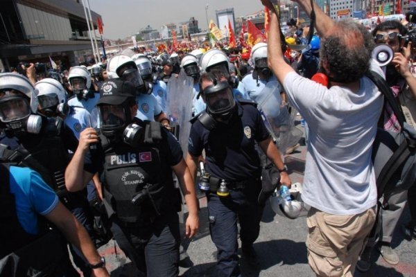 У Туреччині ‒ нові сутички між поліцією та демонстрантами. ФОТО