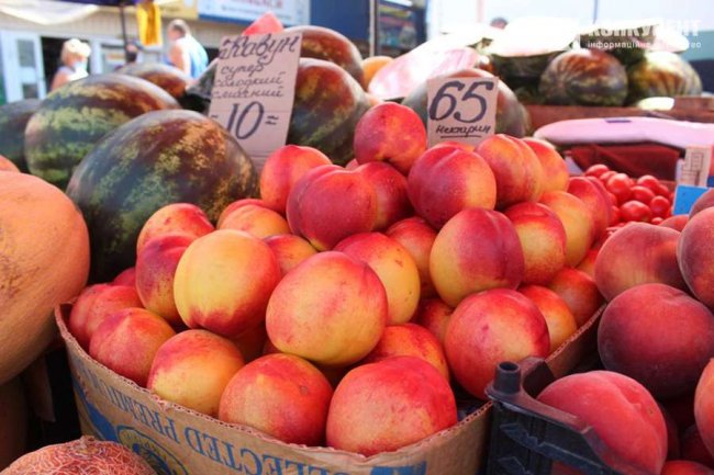 Скільки коштують літні фрукти та кукурудза у Луцьку