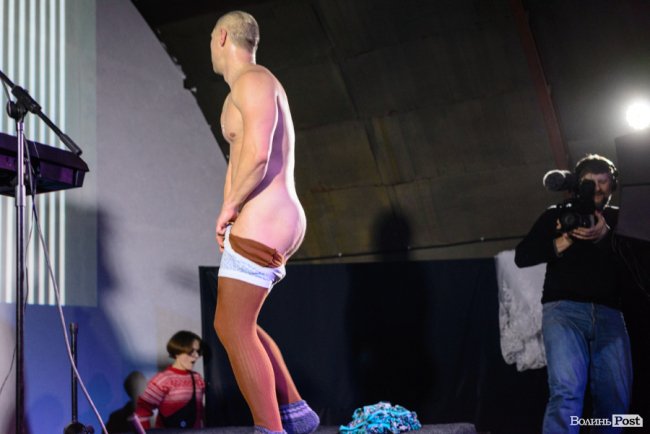 «GAS у Луцьку доведеться освячувати»: ФОТОРЕПОРТАЖ з епатажного концерту «Хамерманів» в халатах і трусах