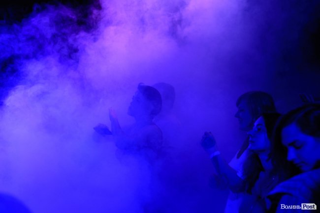 «GAS у Луцьку доведеться освячувати»: ФОТОРЕПОРТАЖ з епатажного концерту «Хамерманів» в халатах і трусах