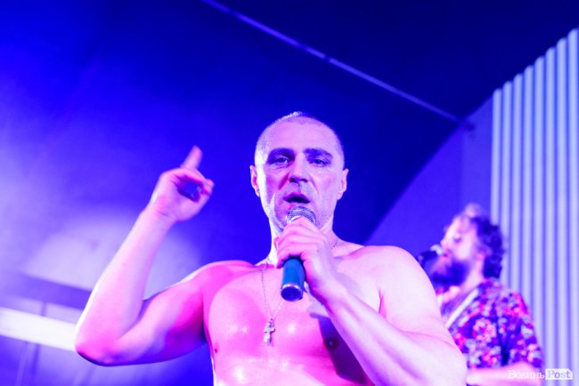 «GAS у Луцьку доведеться освячувати»: ФОТОРЕПОРТАЖ з епатажного концерту «Хамерманів» в халатах і трусах