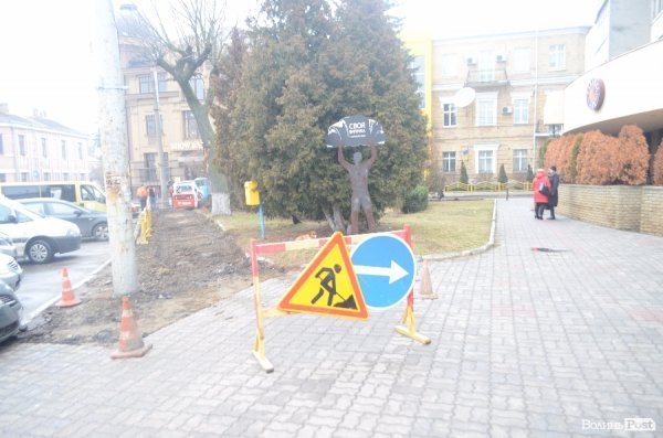 Скільки часу ремонтуватимуть тротуар в центрі Луцька. ФОТО
