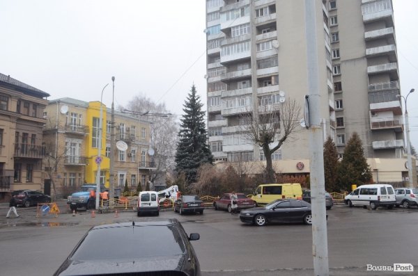 Скільки часу ремонтуватимуть тротуар в центрі Луцька. ФОТО