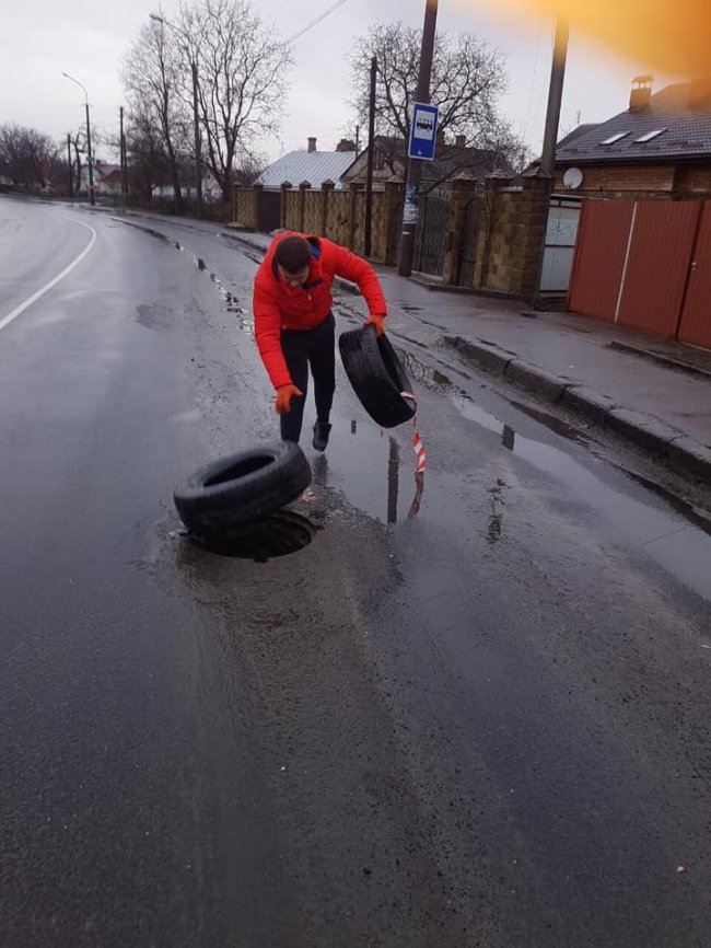 У Луцьку посеред дороги – відкритий люк. ФОТО
