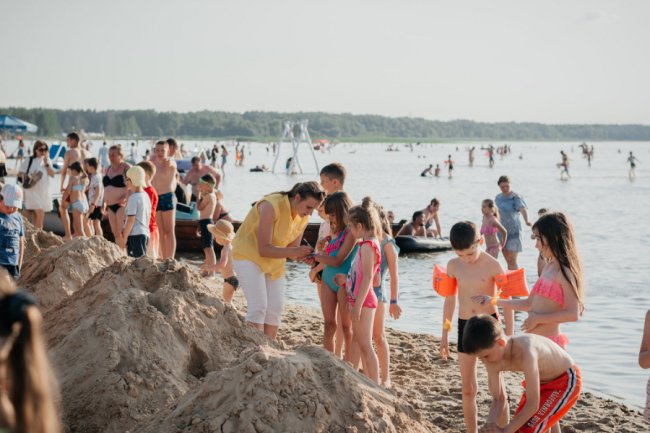 На Світязі змагалися у створенні найвищого та найкреативнішого замку із піску. ФОТО