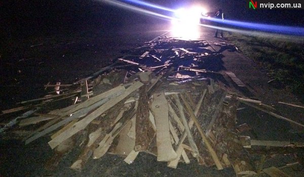 Небезпечні «барикади»: на волинській трасі вночі погубили дошки. ФОТО