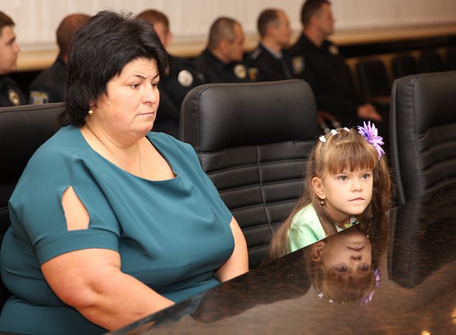 Історія дивом врятованої дівчинки на Рівненщині: нагородили поліцейського