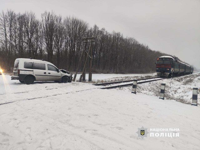 На Волині автівка зіткнулась з потягом
