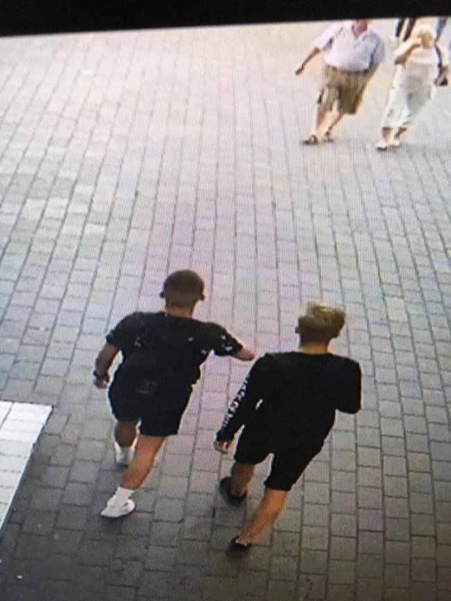 У Луцьку підлітки винесли з магазину телефон. ФОТО