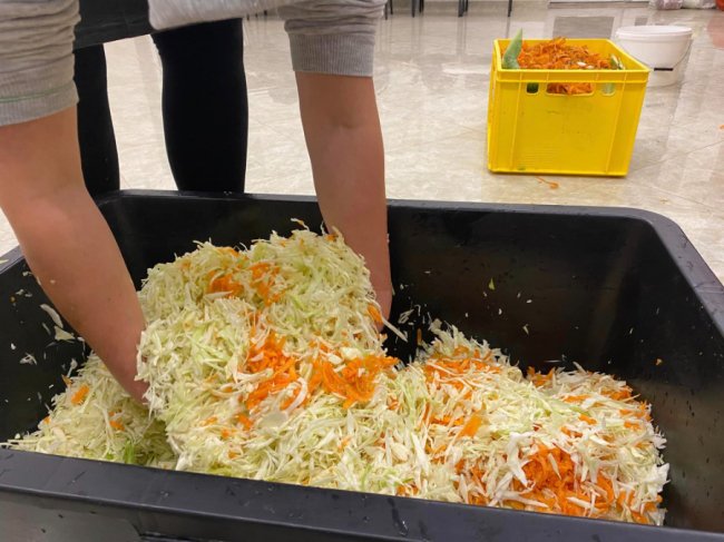 Жителі волинського села приготували майже 200 літрів салату для українських воїнів