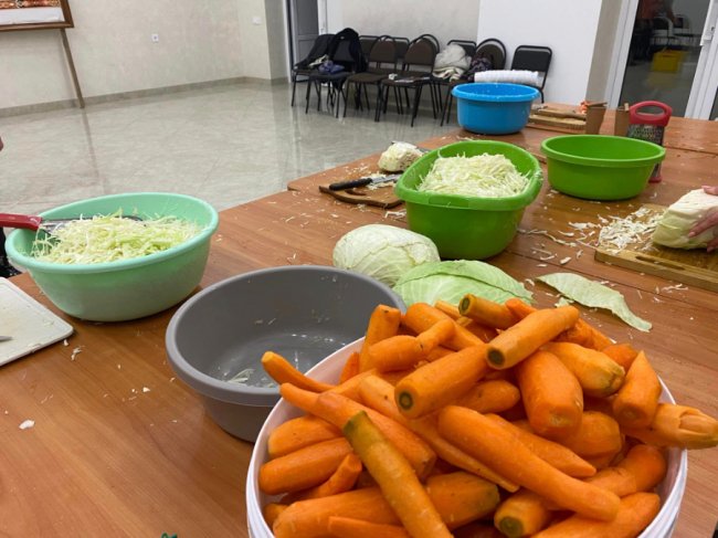 Жителі волинського села приготували майже 200 літрів салату для українських воїнів