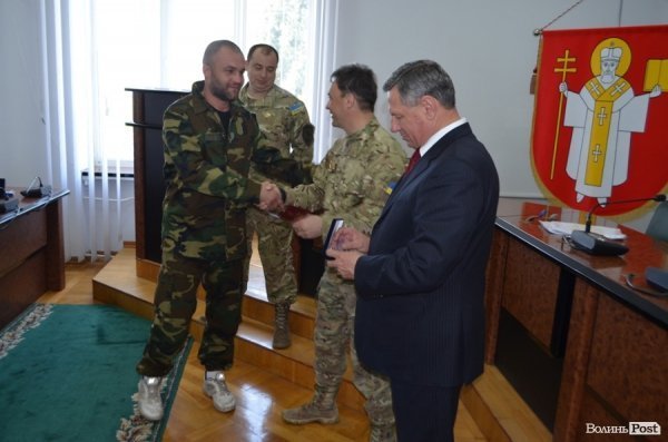 У Луцькій міській раді нагородили айдарівців. ФОТО