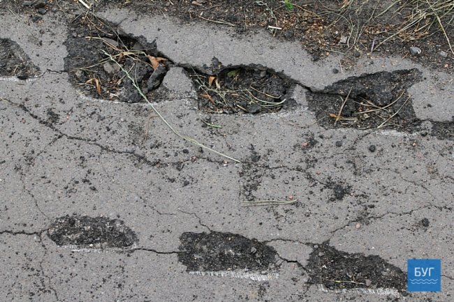 У селі на Волині трактор пошкодив майже півкілометра дороги. ФОТО