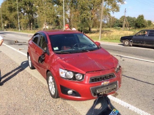 Під Львовом автівку розірвало навпіл. ФОТО