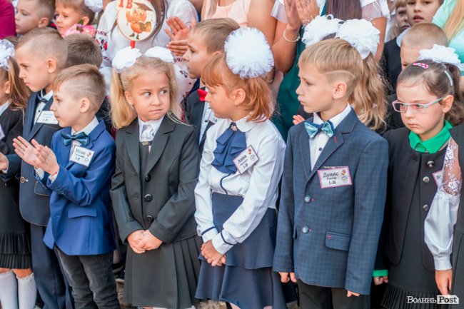 Квіти, вітання та усміхнені першачки: у луцькій школі №9 пролунав перший дзвоник. ФОТО