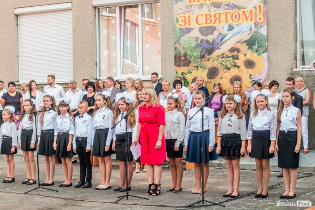 Квіти, вітання та усміхнені першачки: у луцькій школі №9 пролунав перший дзвоник. ФОТО