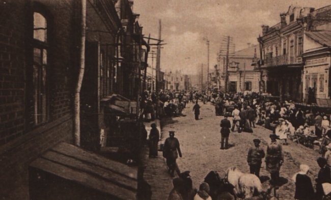 Вулична торгівля на колишній вулиці Велика Минська (сучасна Пересопницька), 1914 р.