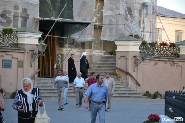 Митополит Михаїл виходить із собору після вечірньої служби