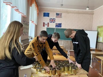 Школярі з Волині опанували нову технологію виробництва окопних свічок