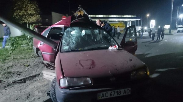 У Володимирі автомобіль не проїхав крізь стовп. ФОТО