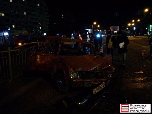 Автівка знесла паркан на проспекті Соборності. ФОТО