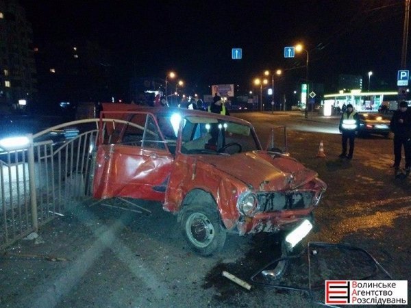 Автівка знесла паркан на проспекті Соборності. ФОТО