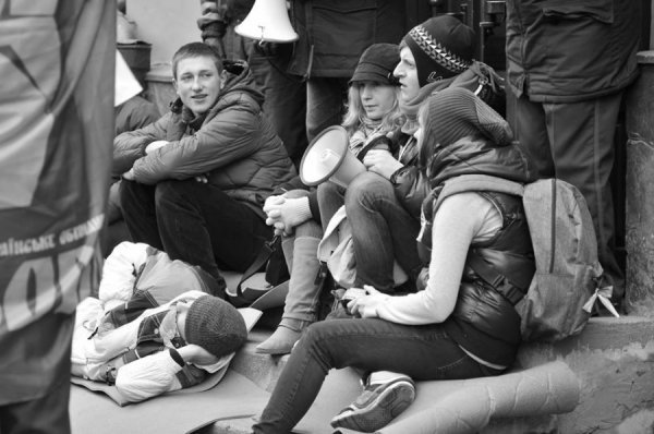 «Сидячий» пікет під прокуратурою Волині. ФОТО