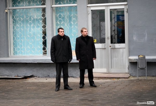 У Луцьку перед замком виклали зі свічок «хрест пам’яті». ФОТО