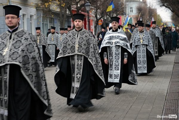 У Луцьку перед замком виклали зі свічок «хрест пам’яті». ФОТО