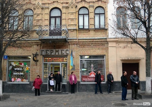 У Луцьку перед замком виклали зі свічок «хрест пам’яті». ФОТО