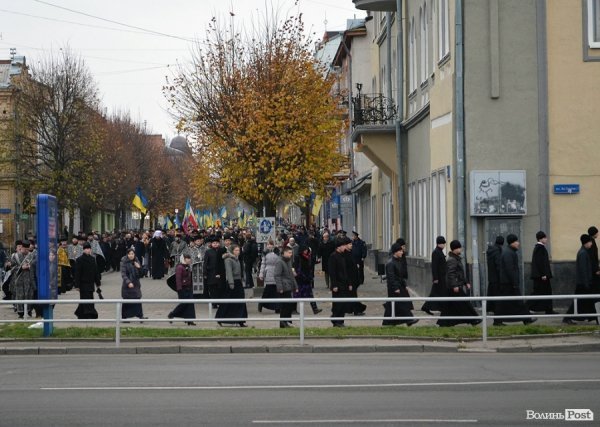 У Луцьку перед замком виклали зі свічок «хрест пам’яті». ФОТО
