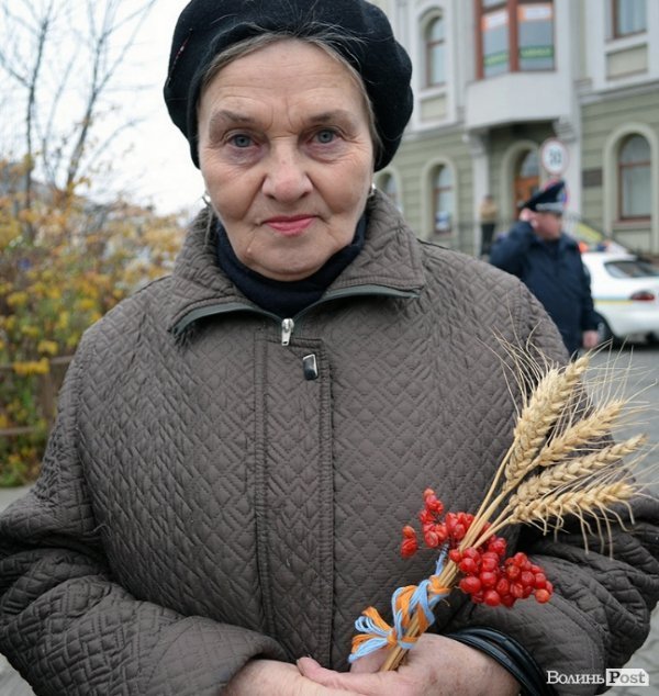 У Луцьку перед замком виклали зі свічок «хрест пам’яті». ФОТО
