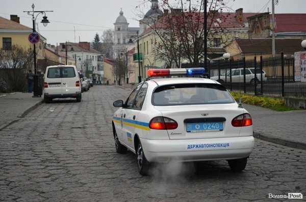 У Луцьку перед замком виклали зі свічок «хрест пам’яті». ФОТО