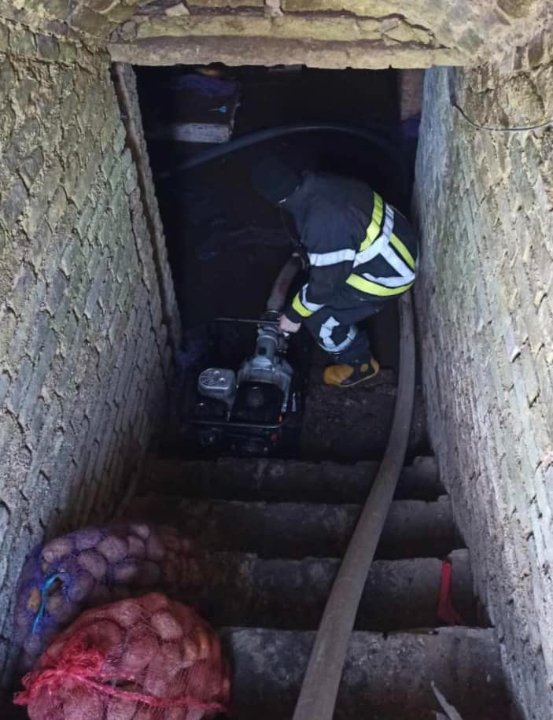 У Луцьку рятувальники відкачували воду з підвалу багатоповерхівки