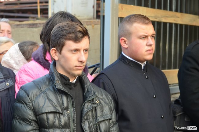 Килим із квітів та цілування рук: як у Луцьку зустріли Онуфрія. ФОТОРЕПОРТАЖ