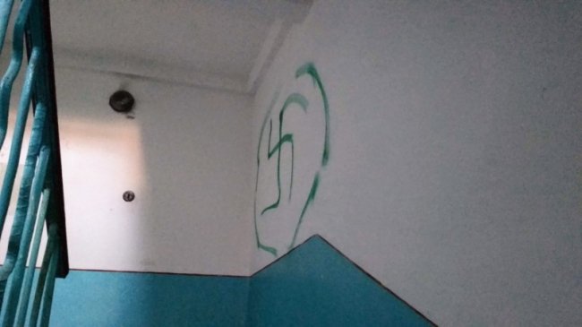 У центрі Луцька невідомі розмалювали свастикою під'їзд. ФОТО