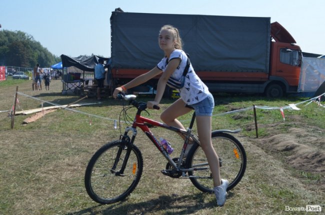 Спека в наметах і аншлаг у зоні купання: як фестивалить «Бандерштат». ФОТО