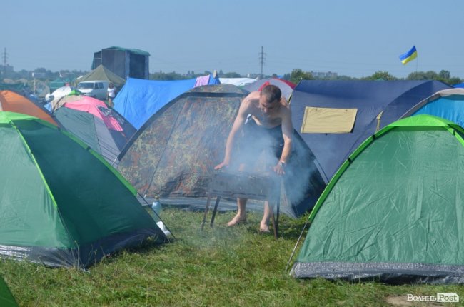 Спека в наметах і аншлаг у зоні купання: як фестивалить «Бандерштат». ФОТО