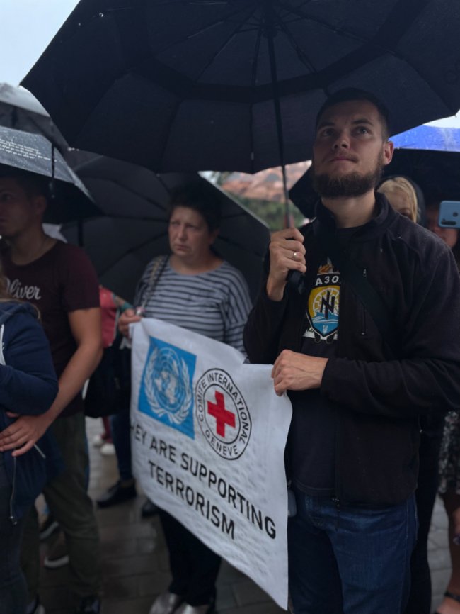 «Маємо боротися за них, як вони за нас»: у Луцьку родини полонених «азовців» влаштували акцію. ФОТО