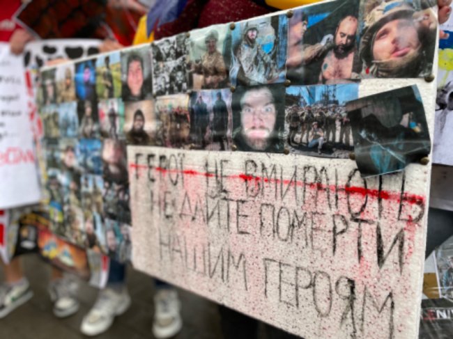 «Маємо боротися за них, як вони за нас»: у Луцьку родини полонених «азовців» влаштували акцію. ФОТО