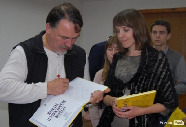 Брати Капранови у Луцьку презентували унікальну книгу – історію України в коміксах. ФОТО