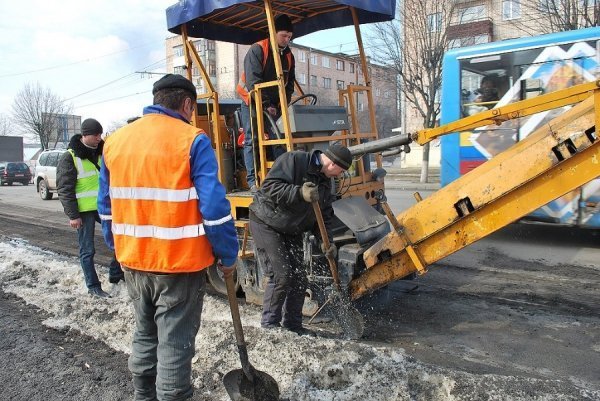 У Луцьку ремонтують дороги. ФОТО