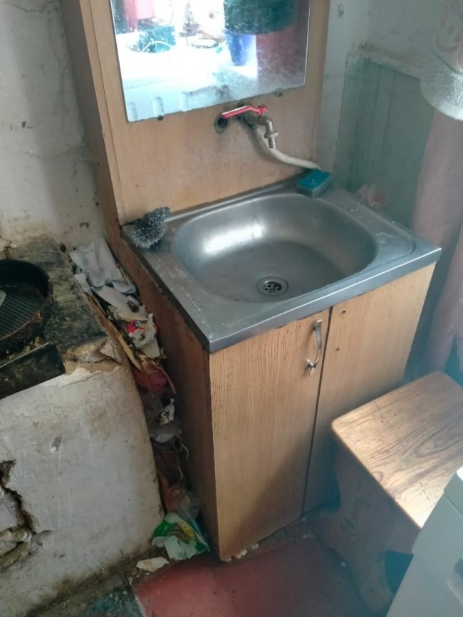 Бруд, безлад та антисанітарія: на Волині перевірили кризові сім'ї. ФОТО