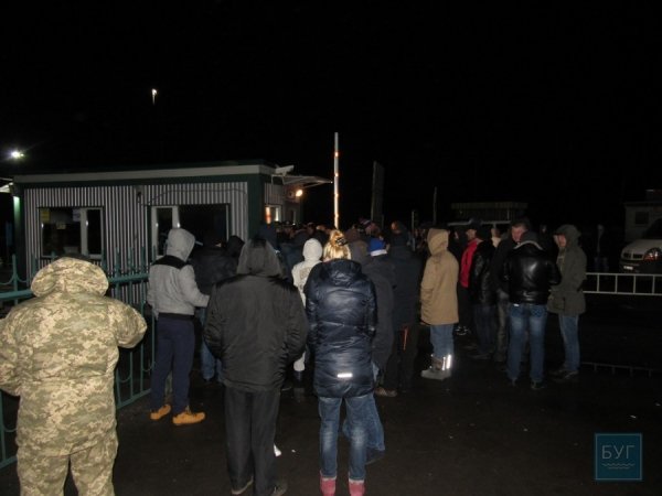 Незаконно затримали на митниці Устилуга двох демобілізованих учасників АТО. ФОТО. ВІДЕО