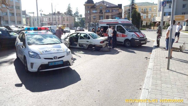 У центрі Луцька два авто влупилися лоб в лоб. ФОТО