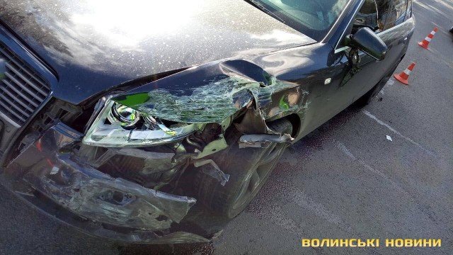 У центрі Луцька два авто влупилися лоб в лоб. ФОТО