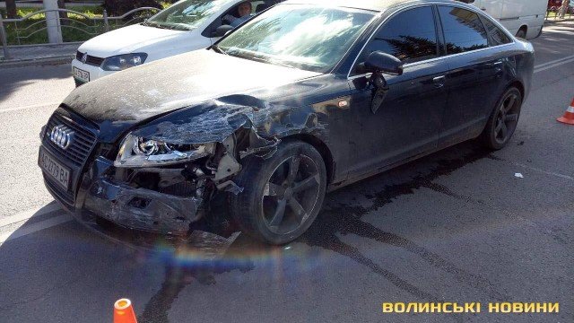 У центрі Луцька два авто влупилися лоб в лоб. ФОТО