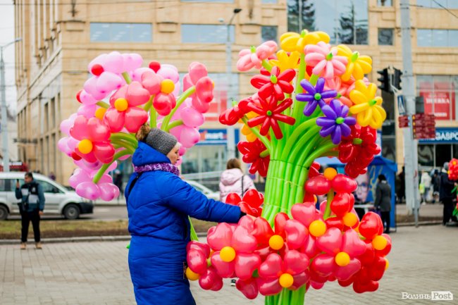 Сердечково-квітковий бум на День Валентина у центрі Луцька. ФОТО